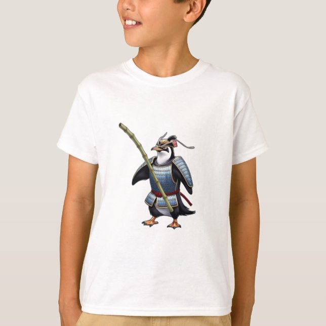 En samurai penguin som slåss med en bambu. t shirt (Framsida)