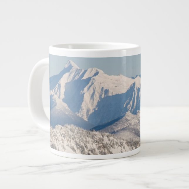 En scenig syn på Snowy Mountains och Träd. Jumbo Mugg (Framsida vänster)