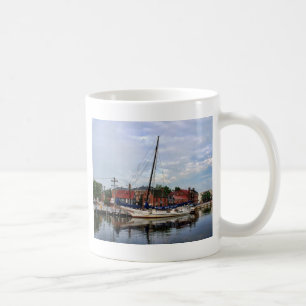 En segelbåt i den Annapolis hamnen Kaffemugg