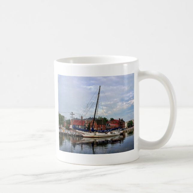 En segelbåt i den Annapolis hamnen Kaffemugg (Höger)