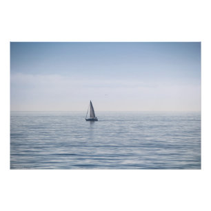 En segelbåt på ett lugnat hav fototryck