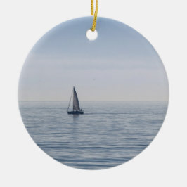 En segelbåt på ett lugnat hav julgransprydnad keramik