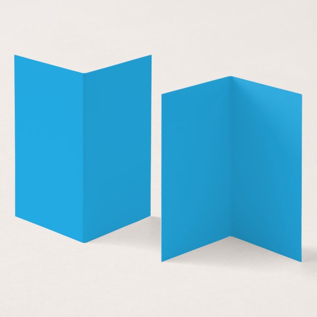 En serene blå himmel med några utspridda vita moln kort (In- och utsida)