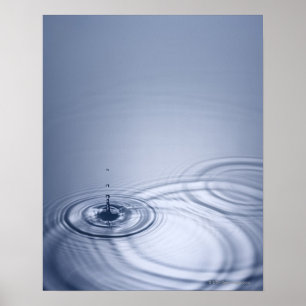 En singelliten droppe av vatten som faller in i en poster