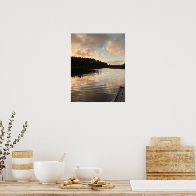 En sjö vid solnedgång som speglar himlen   poster (Kök)