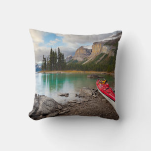 En sjökanot på land vid Spirit Island Kudde