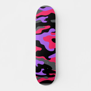 En skateboard med en levande design på den.