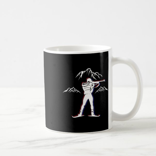 En skidskytt med gevär och längdskidor Moti Kaffemugg (Höger)