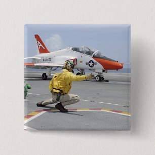 En skytt ombord hangarfartyget knapp