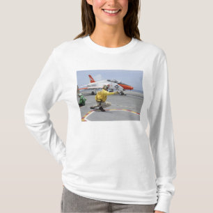 En skytt ombord hangarfartyget t-shirt