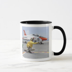En skytte ombord på flygbolaget mugg