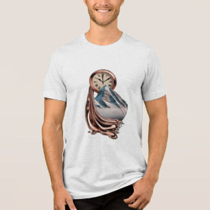 En smälter klocka som är nedbruten över ett berg t shirt