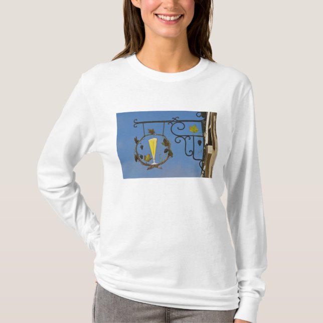 En smideskylt som illustrerar temat tee shirt (Framsida)