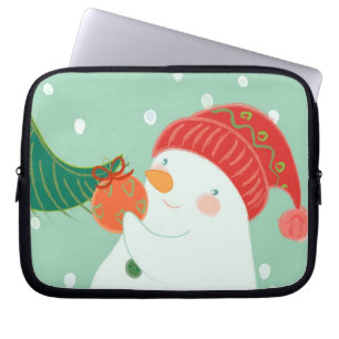 En snögubbe som hänger en prydnad på ett träd laptop sleeve