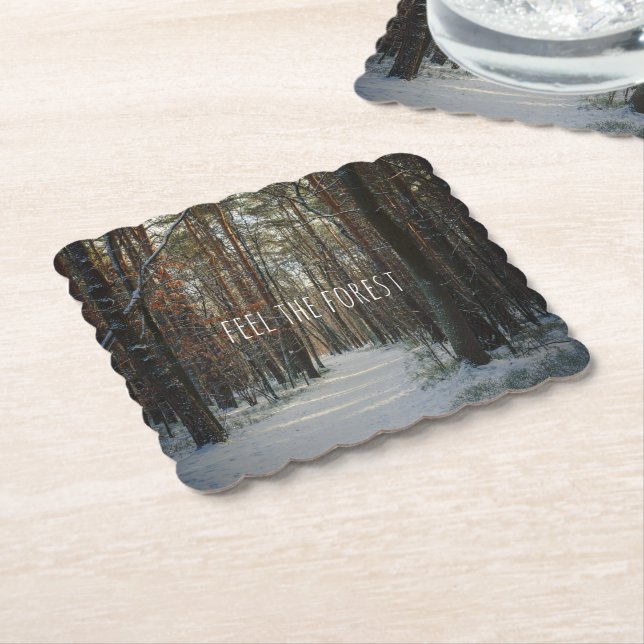 En snöspåret i en vinterskog i gräs underlägg papper (Vinklad)