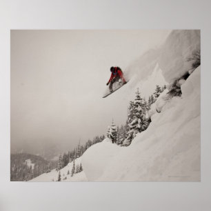 En snowboarder hoppar av en klippa in i pudrar in poster