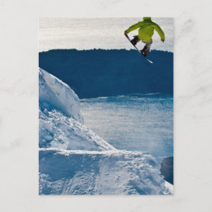 En snowboarder hoppar vykort