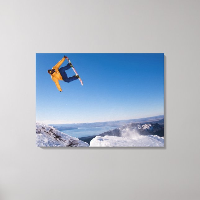 En snowboarder snurrar av ett hopp i Argentina Canvastryck (Framsida)