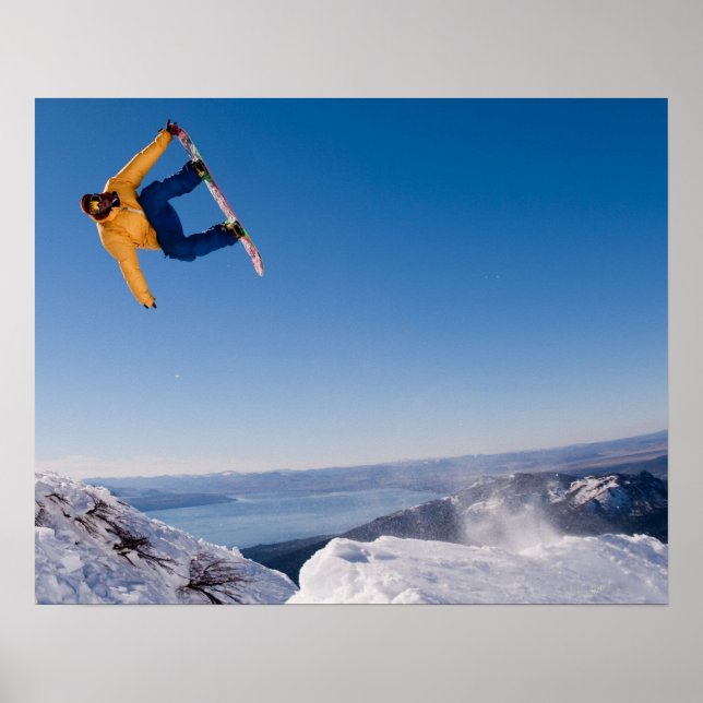 En snowboarder snurrar av ett hopp i Argentina Poster (Framsidan)