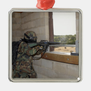 En soldat agerar som en oppositionstyrka julgransprydnad metall