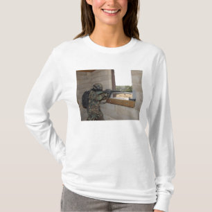 En soldat agerar som en oppositionstyrka t-shirt