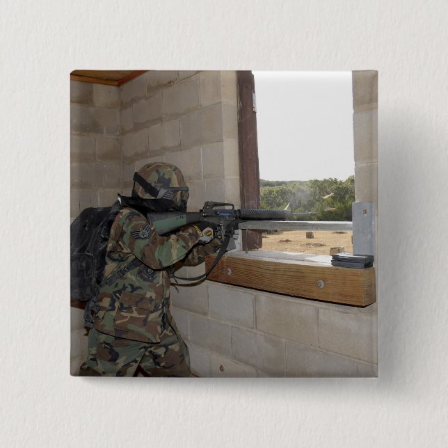 En soldat agerar som oppositionsstyrka knapp (Framsida)