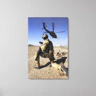 En soldat förar säkerhet för en HH-60 Canvastryck