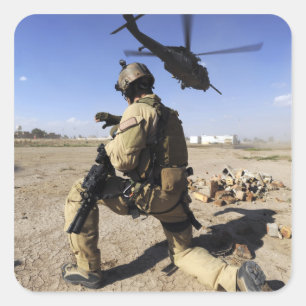En soldat förar säkerhet för en HH-60 Fyrkantigt Klistermärke