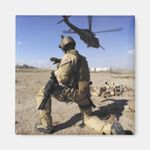 En soldat förar säkerhet för en HH-60 Magnet