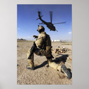 En soldat förar säkerhet för en HH-60 Poster
