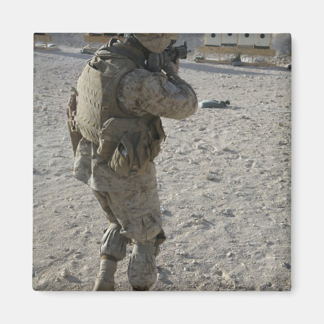 En soldat förlovader sitt mål på ett skottspel magnet (Framsidan)