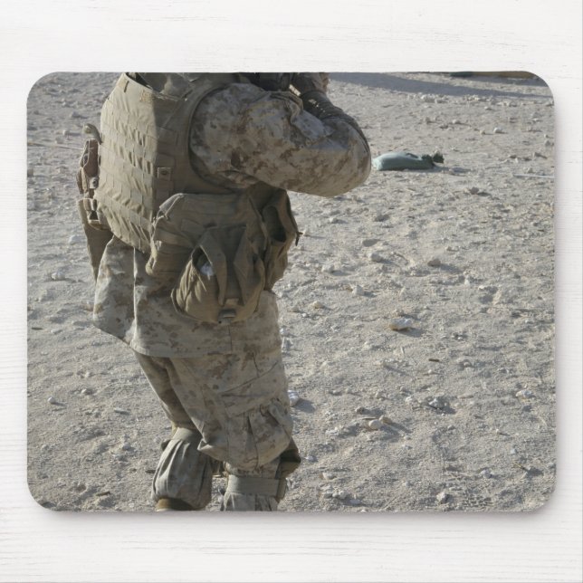 En soldat förlovader sitt mål på ett skottspel musmatta (Framsidan)