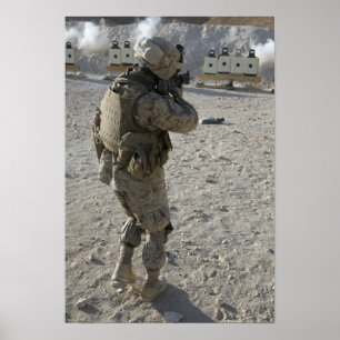 En soldat förlovader sitt mål på ett skottspel poster