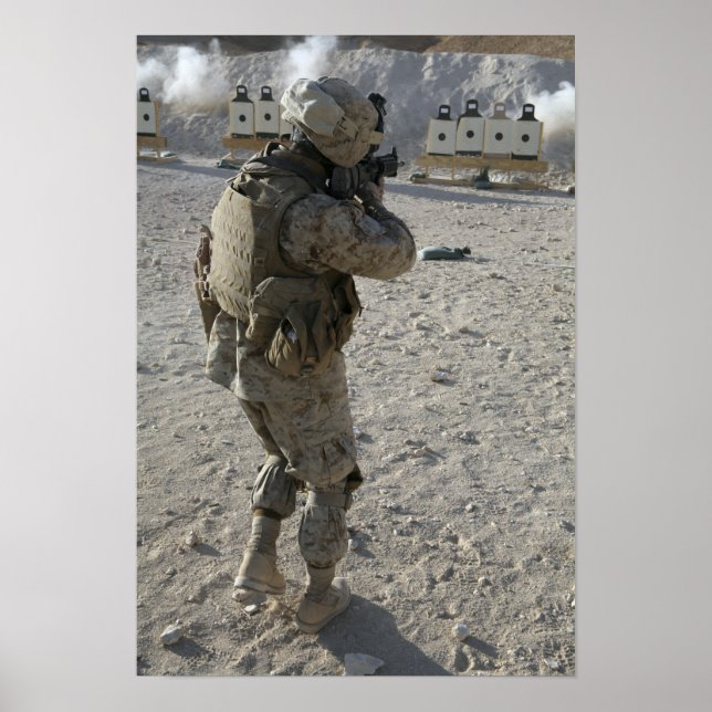 En soldat förlovader sitt mål på ett skottspel poster (Framsidan)