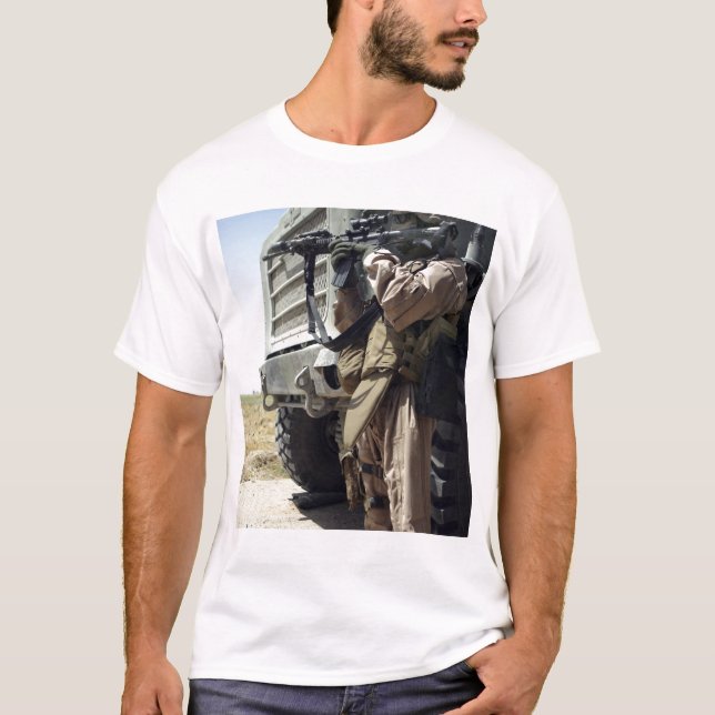 En soldat ger marinsäkerhet tee (Framsida)