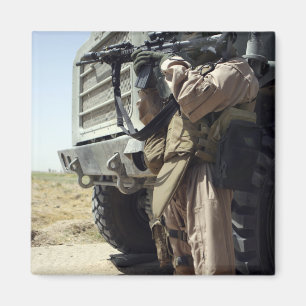 En soldat ger säkerhet för flottor magnet