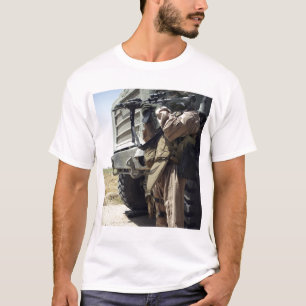 En soldat ger säkerhet för flottor tee shirt