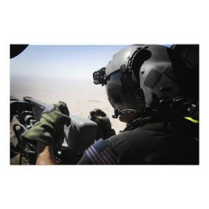 En soldat ger säkerhet fototryck