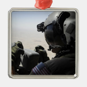 En soldat ger säkerhet julgransprydnad metall