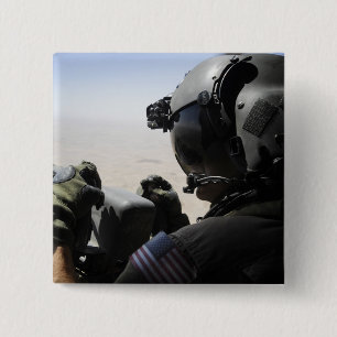 En soldat ger säkerhet knapp