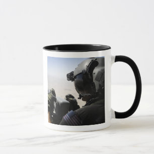 En soldat ger säkerhet mugg