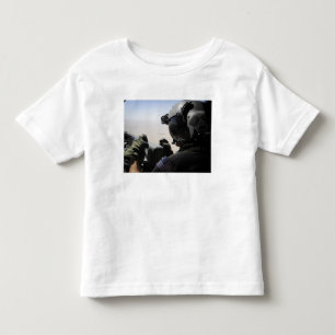 En soldat ger säkerhet t shirt