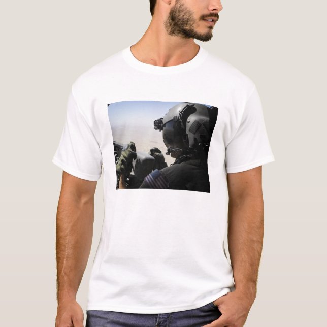 En soldat ger säkerhet t-shirt (Framsida)