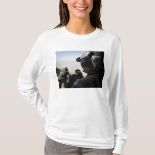 En soldat ger säkerhet tee