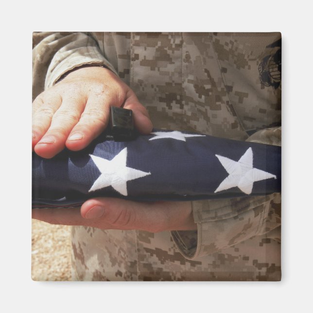 En soldat håller flagga i Stater Magnet (Framsidan)