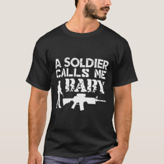 En soldat kallar mig Baby Army Girlkompis Funny Gi T Shirt