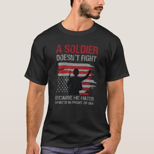 En soldat kämpar inte mot USA:s Flagga Combat T Shirt (Framsida)