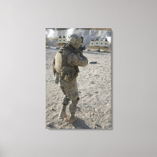 En soldat kopplar in hans uppsätta som mål på e canvastryck