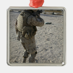 En soldat kopplar in hans uppsätta som mål på e julgransprydnad metall
