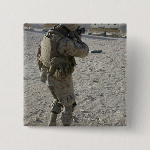 En soldat kopplar in hans uppsätta som mål på e knapp